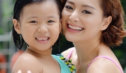 Lan Phương rạng rỡ cùng trẻ nhỏ bên bể bơi